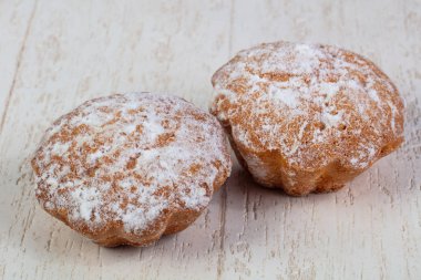 Lezzetli ve tatlı pişmiş kek ile toz suga kaplı