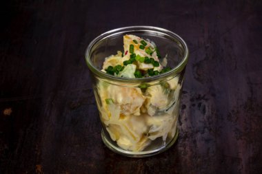 Sos ve yeşil soğan ile haşlanmış patates