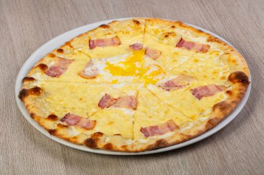Pizza carbonara pastırma ve yumurta ile