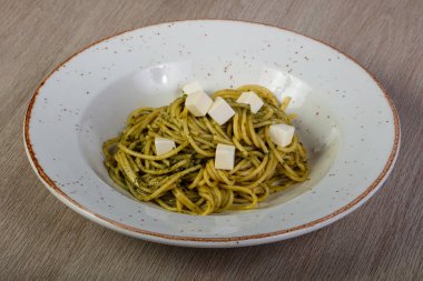 Pesto sos, peynir ve sedir ile makarna fındık