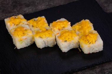 Japonca rulo ile pirinç pişmiş