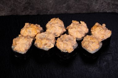 Japon baharatlı suşi ve rulolar