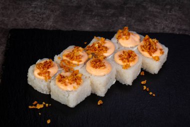 Japon baharatlı suşi ve rulolar