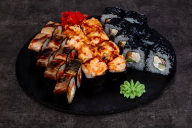 Japon Suşi ile çeşitli madde ayarla