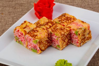 Tobiko ve avokado ile rulo