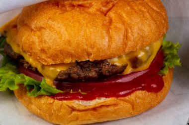 Burger peynir ve Dana pirzola ile