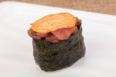 Soslu baharatlı gunkan suşisi.