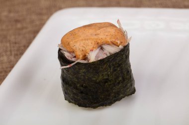 Soslu baharatlı gunkan suşisi.