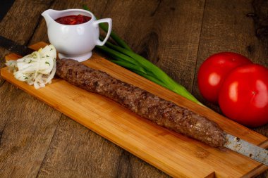 Izgara Kebap kıyılmış et sosu ve soğan ile