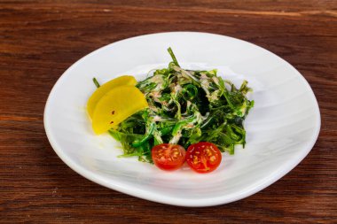 Susam ve sos chukka salatası