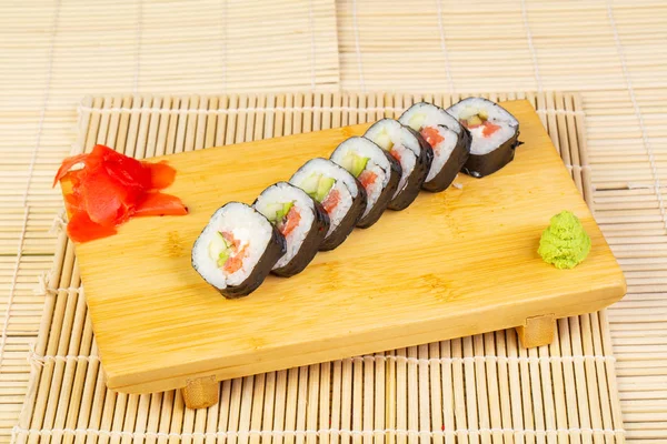 Köstliche Würzige Sushi Rollen Mit Garnelen — Stockfoto