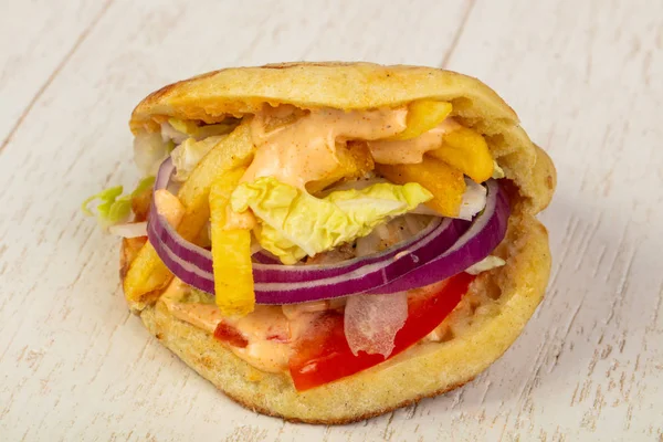 Mini Giroscópios Saborosos Com Cebola Batatas Fritas Tomate Alface Carne — Fotografia de Stock