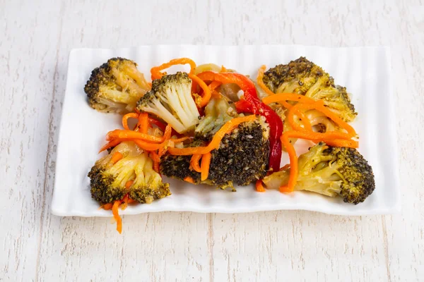 Välsmakande Syrad Sallad Med Broccoli Morot Och Paprika — Stockfoto