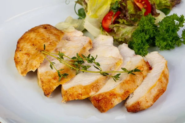 おいしい焼き鶏の胸肉のサラダ — ストック写真