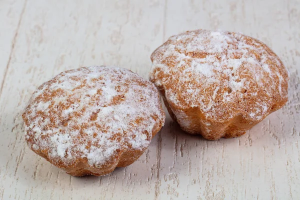 Lezzetli ve tatlı pişmiş kek ile toz suga kaplı