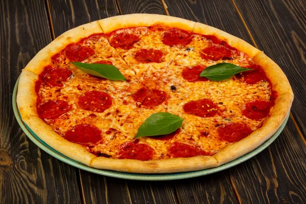 Горячая Пицца Пепперони Подают Листья Базилика — стоковое фото