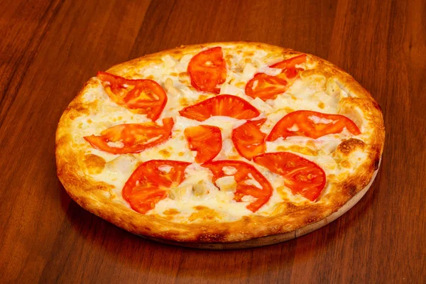 Pizza Mit Huhn Käse Und Tomaten — Stockfoto
