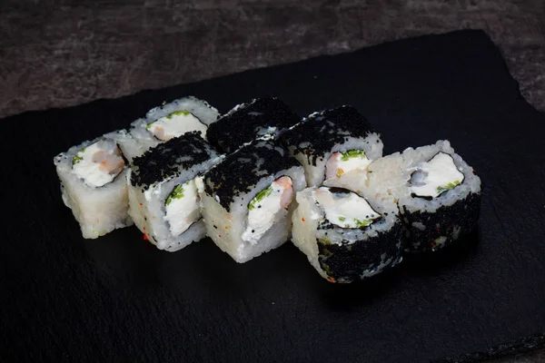 Karides ile Japon geleneksel rulo