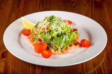 Sezar salata karides ve parmesan peyniri ile somon ile