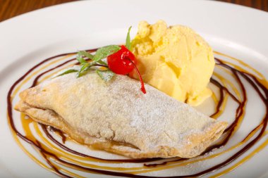 Apple strudel dondurma ile