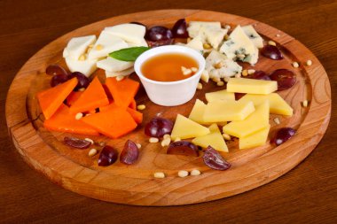 Peynir tabağı ile bal ve sedir fındık