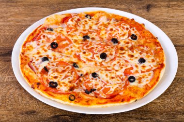 Margarita pizza zeytin, domates ve peynir ile