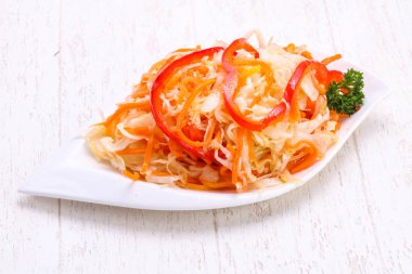 Kabın içinde geleneksel fermente lahana lahana turşusu