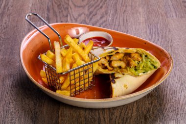 Domuz eti Burrito Fransız patates ile