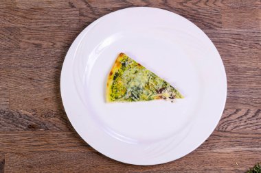 Pesto ve peynirli pizza