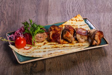 Domuz kebap Barbekü otlar ve ekmek servis