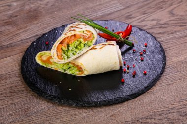 Somon soğan ve kırmızı biber servis tortilla rulo