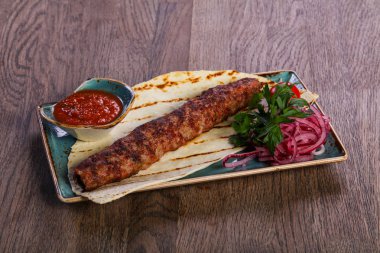 Domuz kebap et sosu ve ekmek ile