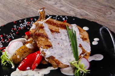 Peynir soslu domuz eti sebze devam eder.