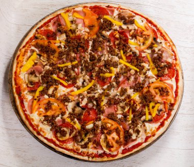 Kıyılmış et ve sebze pizza