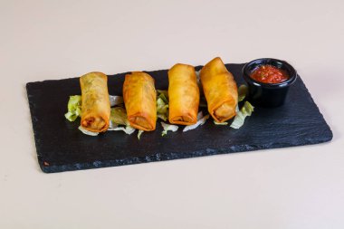 Bahar rulo domates sos ile 