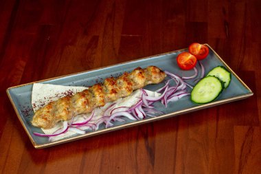 Tavuk kebabı soğan ve beyaz ekmek