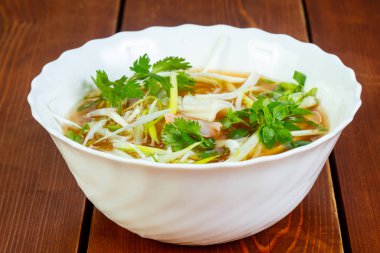 Soğuk Vietnam tavuk çorbası Bun Ga