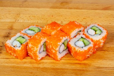 Karides ve tobiko ile rulo