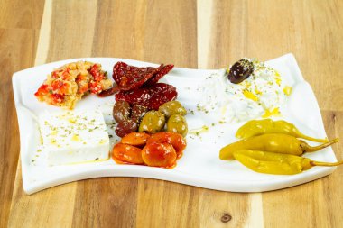Dzadziki ile Yunan geleneksel meze