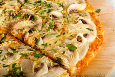 Sıcak lezzetli mantar pizza