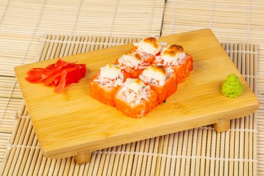 Lezzetli fırında California suşi rulo