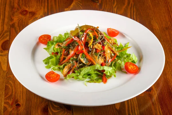 Salata tavuk ile sıcak ve şehriye cam