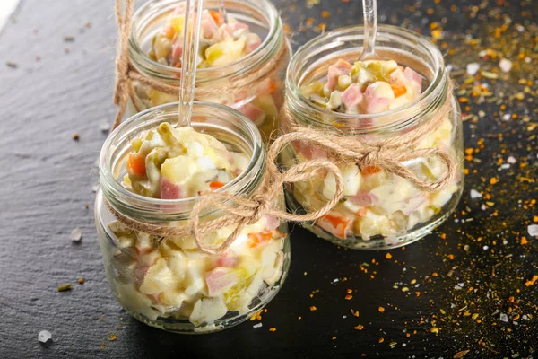 Rus salatası bardakta servis edebilirsiniz