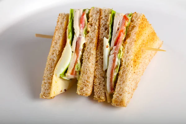 Club sandviç et, peynir ve sebze ile