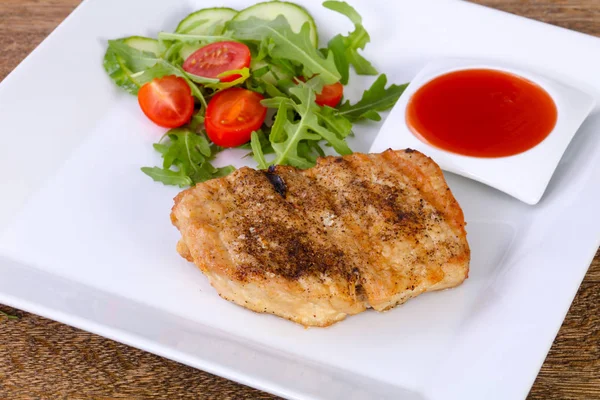 Izgara domuz sos ve salata sosu ile