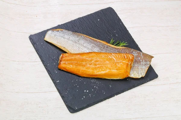 Baharat ile tuzlu beyaz balık füme