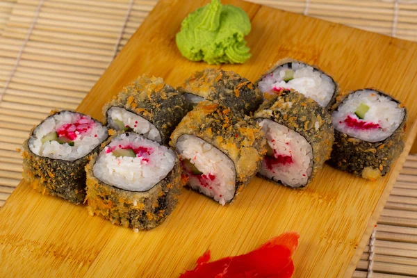 Fried havyar rulo salatalık ile