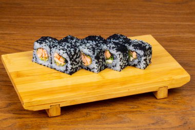 Siyah havyar ile lezzetli suşi rulo