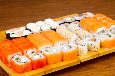 Lezzetli çeşitli Philadelphia sushi seti rulo