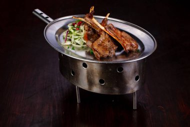 Izgara kuzu Barbekü soğan ile